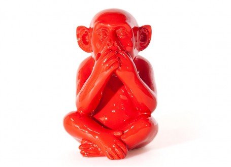 Statue singe de la sagesse Iwazaru en résine - rouge