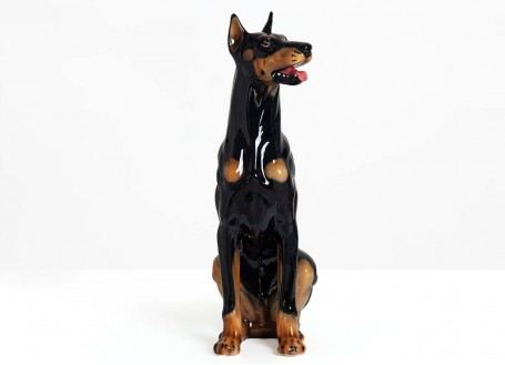 Statue doberman en céramique