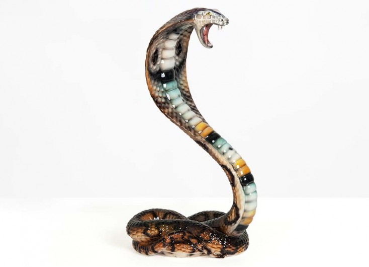 Statue cobra coloré en céramique