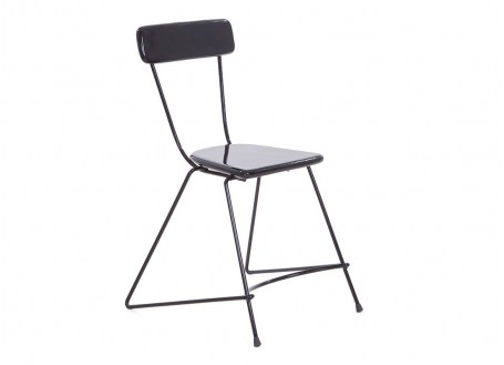 Chaise trapèze en métal, assise en bois peint vernis noir