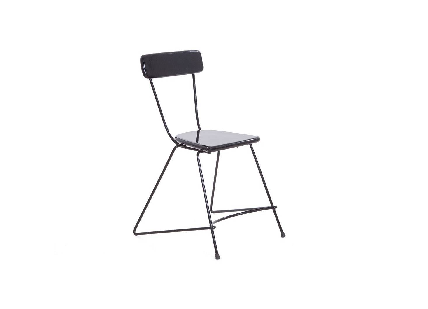 Chaise trapèze en métal, assise en bois peint vernis noir