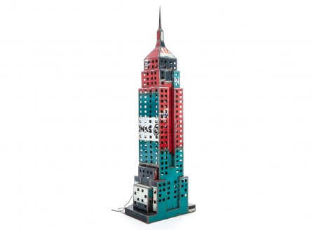 Empire state building en bidons recyclés - taille humaine