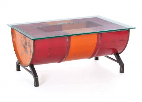 Table basse conçue avec des bidons recyclés