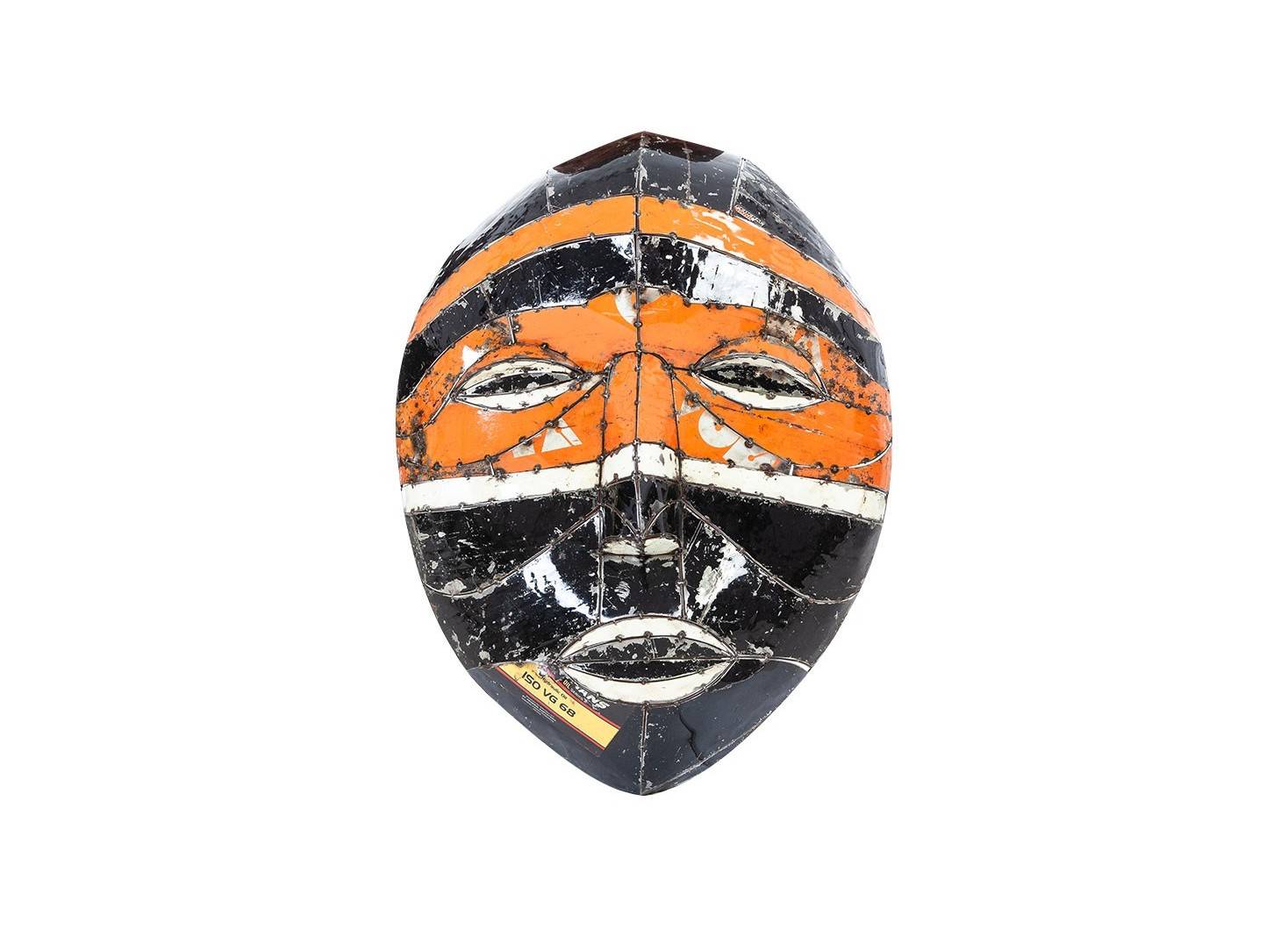 Masque mural en bidons recyclés - artisanat