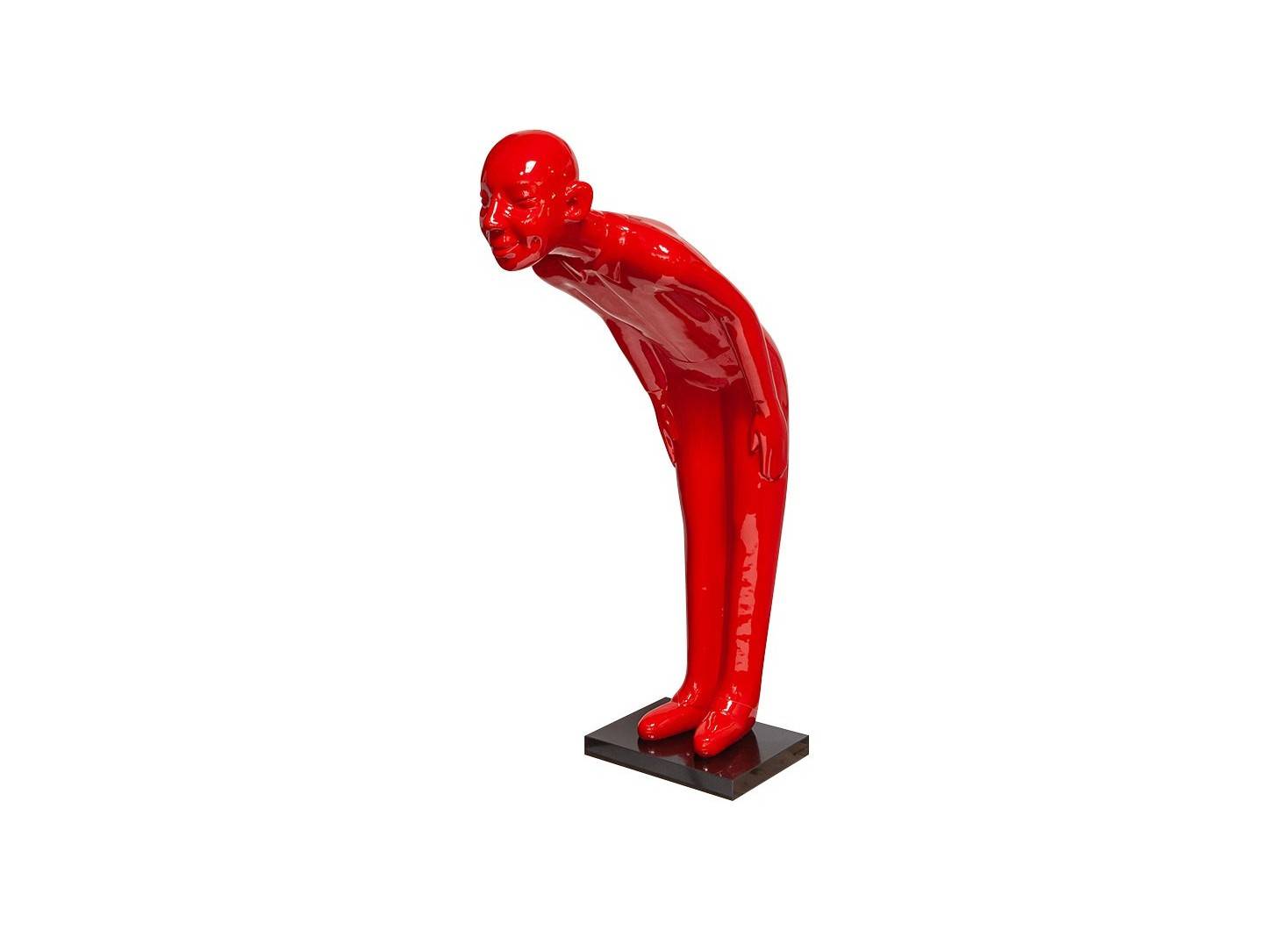 Grande statue rouge d'un bébé au sourire, le pouce levé