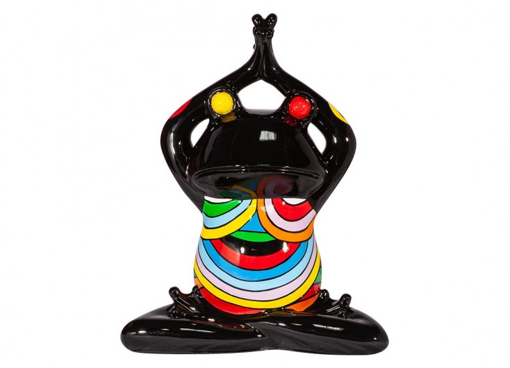 Statue de grenouille colorée faisant du yoga