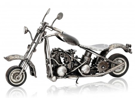 Sculpture de chopper en métal dans des pièces de moto