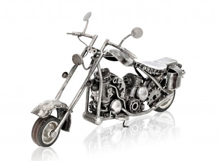 Sculpture de chopper en pièces de moto