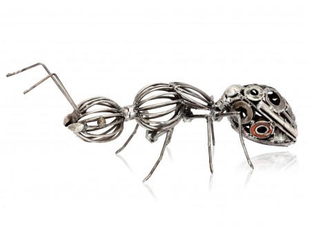 Statuette de fourmi en métal récupéré