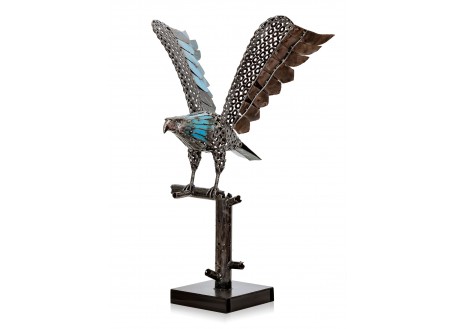 Sculpture d’aigle en pièces de moto