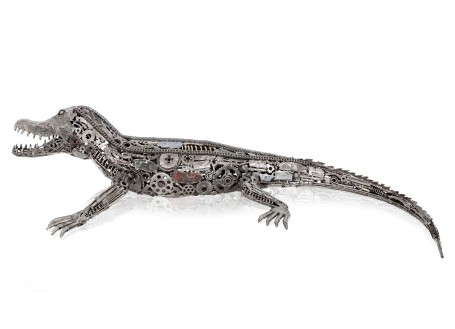 Sculpture d'alligator en pièces de moto