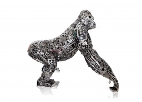 Sculpture de gorille en pièces de moto