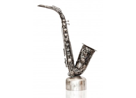 Sculpture de saxophone en pièces de moto
