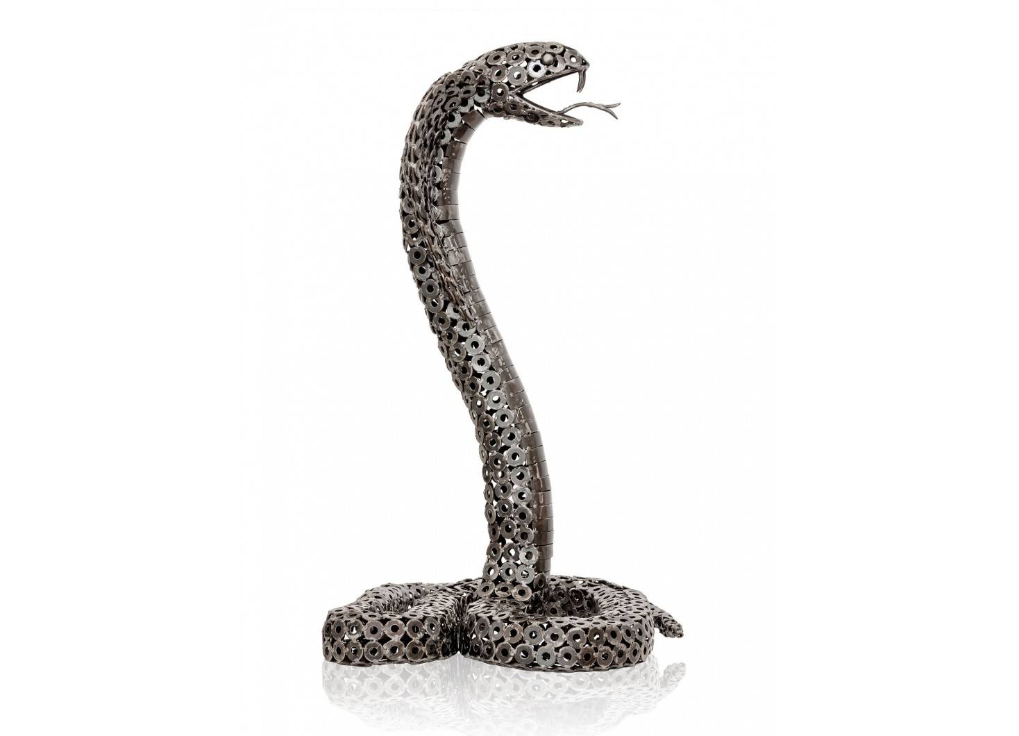 Sculpture de serpent en métal récupéré