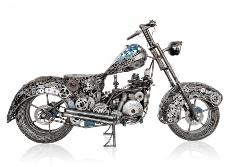 Sculpture d'un chopper en pièces de moto